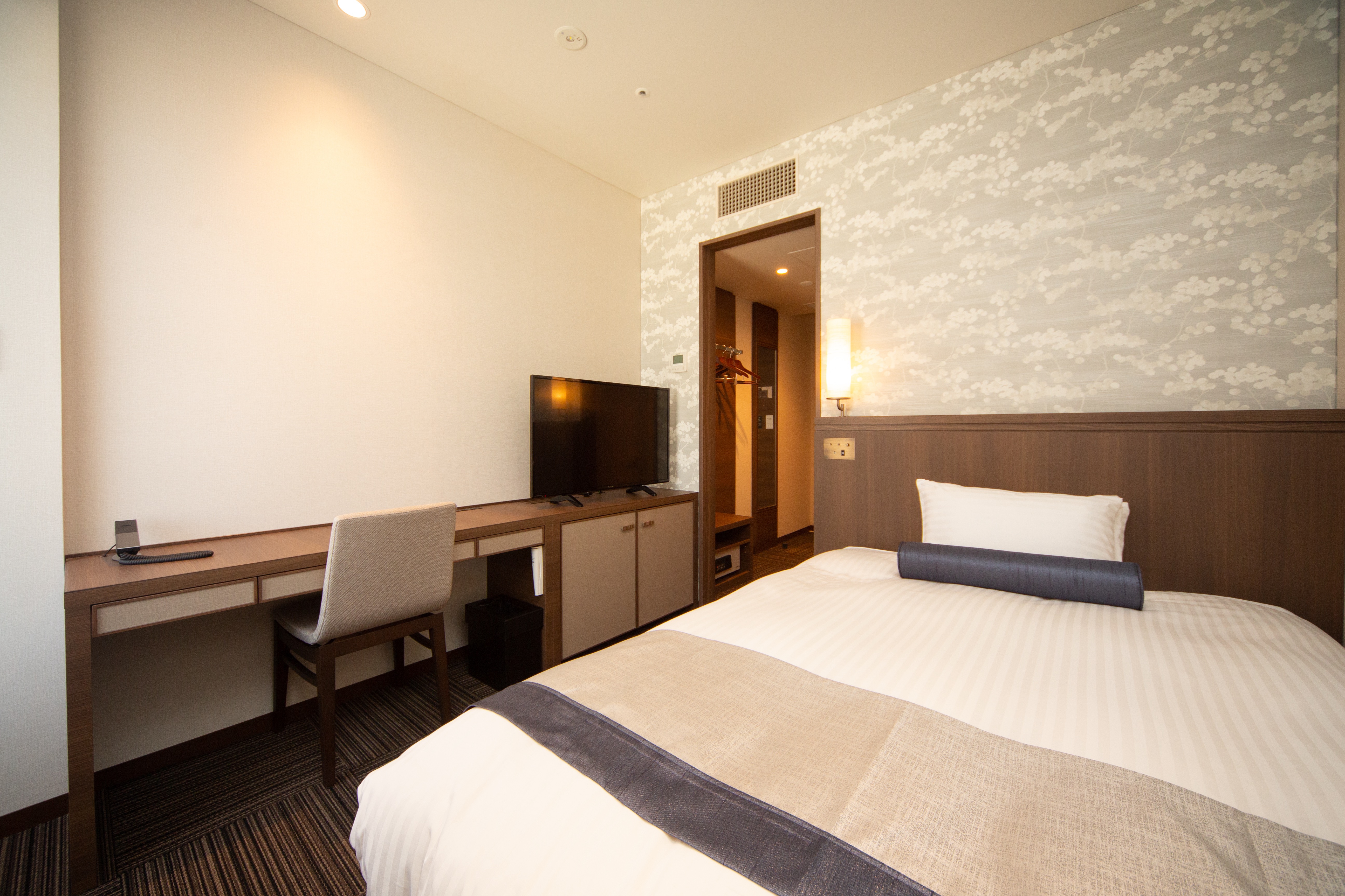 街側 セミダブル（客室一例）